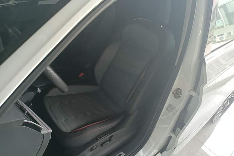 Used Volkswagen Tiguan L 2023 Restyled 330TSI Automatic Two-Wheel Drive R-Line Flagship Edition Left Front Seat