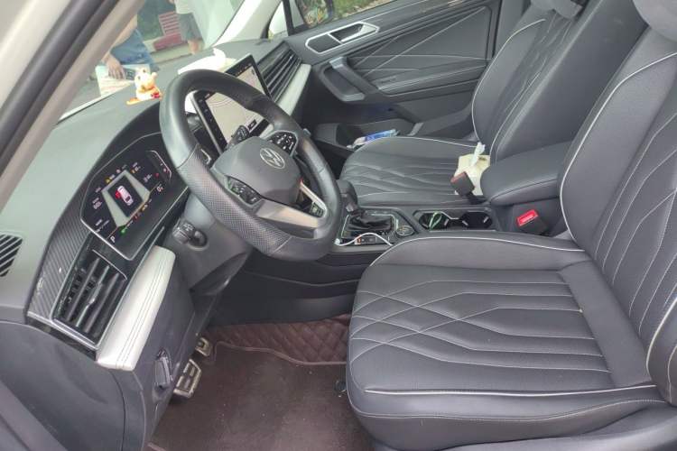 Used Volkswagen Tiguan L 2023 Facelifted 380TSI Automatic All-Wheel Drive R-Line Plus Version 7-Seater Left Front Seat
