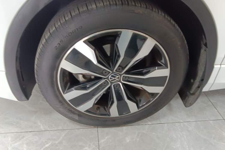 Used Volkswagen Tiguan L 2023 330TSI Automatic Two-Wheel Drive R-Line Enjoyment Edition Left Front Wheel Hub