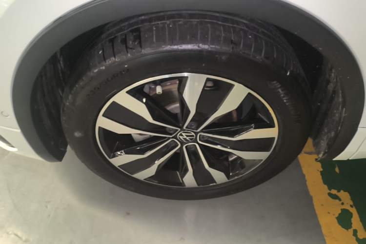 Used Volkswagen Tiguan L 2023 330TSI Automatic Two-Wheel Drive R-Line Enjoyment Edition Left Front Wheel Hub