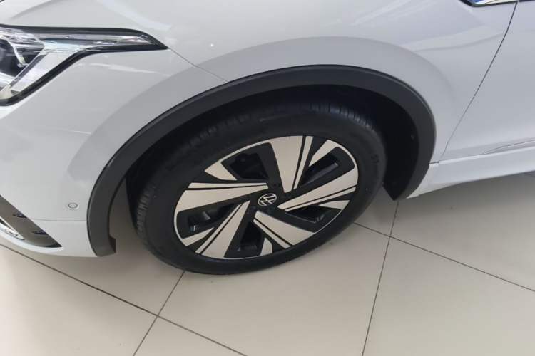 Used Volkswagen Tiguan L 2023 Restyled 330TSI Automatic Two-Wheel Drive R-Line Enhanced Comfort Version Left Front Wheel Hub