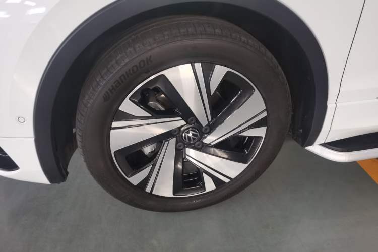 Used Volkswagen Tiguan L 2023 Facelifted 380TSI Automatic All-Wheel Drive R-Line Plus Version 7-Seater Left Front Wheel Hub