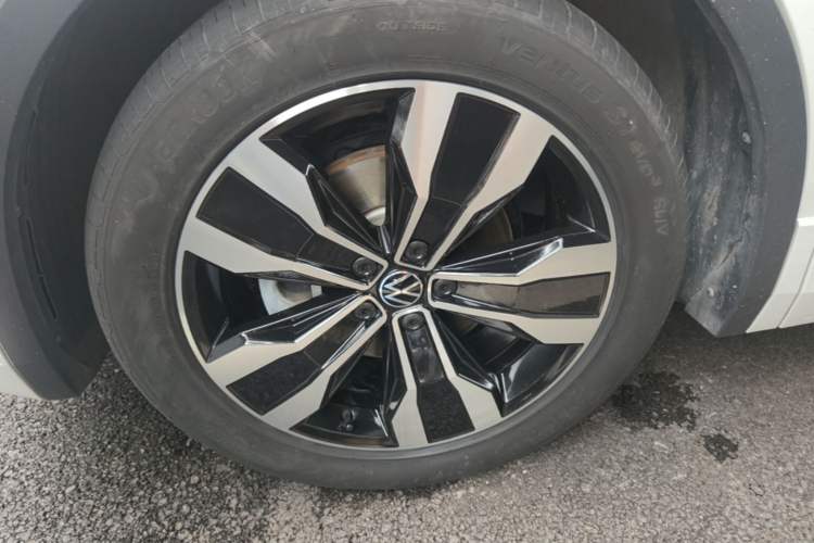 Used Volkswagen Tiguan L 2023 Restyled 330TSI Automatic Two-Wheel Drive R-Line Enhanced Comfort Version Left Front Wheel Hub