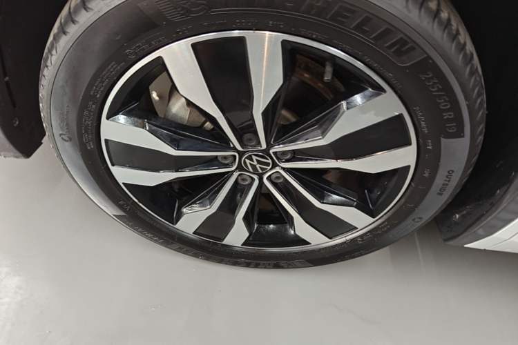 Used Volkswagen Tiguan L 2023 330TSI Automatic Two-Wheel Drive R-Line Enjoyment Edition Left Front Wheel Hub