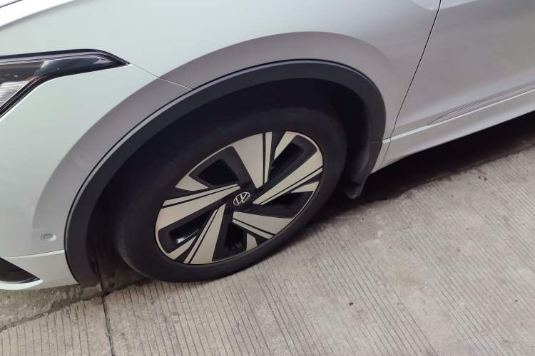 Used Volkswagen Tiguan L 2023 Facelifted 380TSI Automatic All-Wheel Drive R-Line Plus Version 7-Seater Left Front Wheel Hub