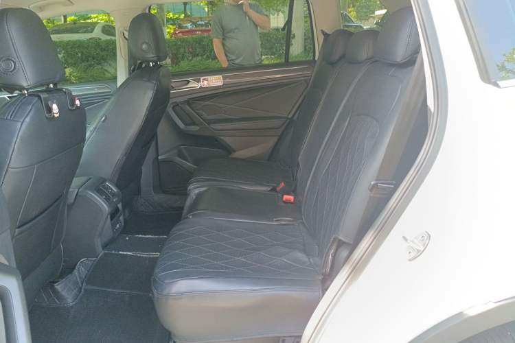 Used Volkswagen Tiguan L 2023 330TSI Automatic Two-Wheel Drive R-Line Enjoyment Edition Left Rear Seat