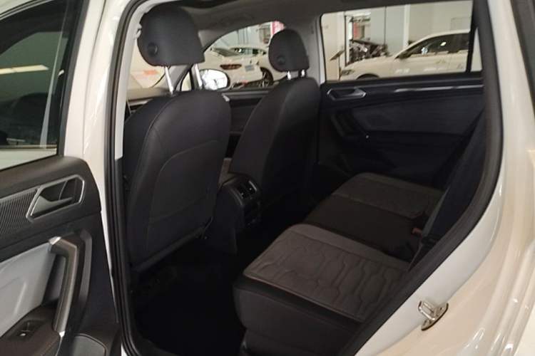 Used Volkswagen Tiguan L 2023 330TSI Automatic Two-Wheel Drive R-Line Enjoyment Edition Left Rear Seat