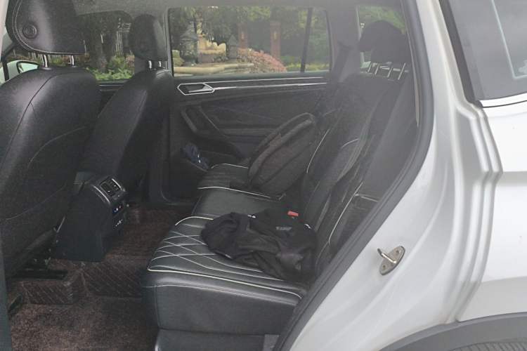 Used Volkswagen Tiguan L 2023 Restyled 330TSI Automatic Two-Wheel Drive R-Line Enhanced Comfort Version Left Rear Seat