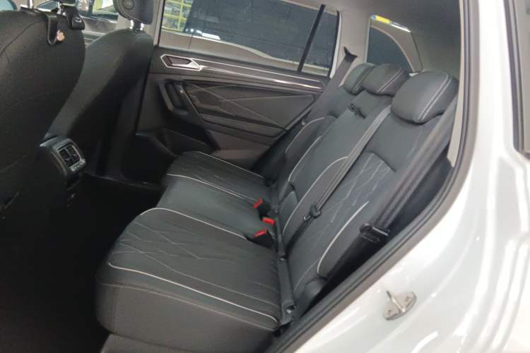 Used Volkswagen Tiguan L 2023 330TSI Automatic Two-Wheel Drive R-Line Enjoyment Edition Left Rear Seat