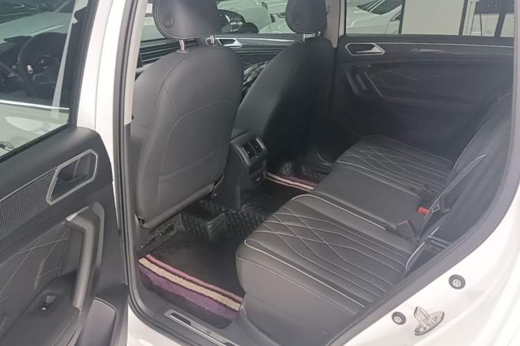 Used Volkswagen Tiguan L 2023 Restyled 330TSI Automatic Two-Wheel Drive R-Line Enhanced Comfort Version Left Rear Seat