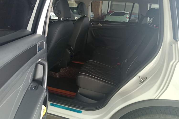 Used Volkswagen Tiguan L 2023 Revised Version 330TSI Automatic Two-Wheel Drive Smart Enjoyment Edition Left Rear Seat