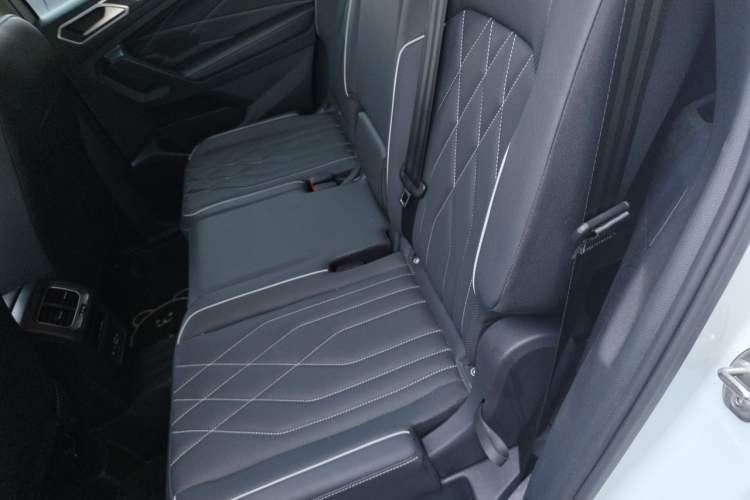 Used Volkswagen Tiguan L 2023 Facelifted 380TSI Automatic All-Wheel Drive R-Line Plus Version 7-Seater Left Rear Seat