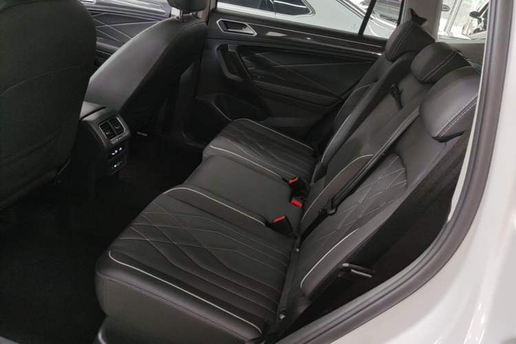Used Volkswagen Tiguan L 2023 330TSI Automatic Two-Wheel Drive R-Line Enjoyment Edition Left Rear Seat