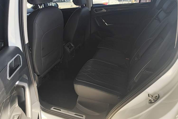 Used Volkswagen Tiguan L 2023 330TSI Automatic Two-Wheel Drive R-Line Enjoyment Edition Left Rear Seat