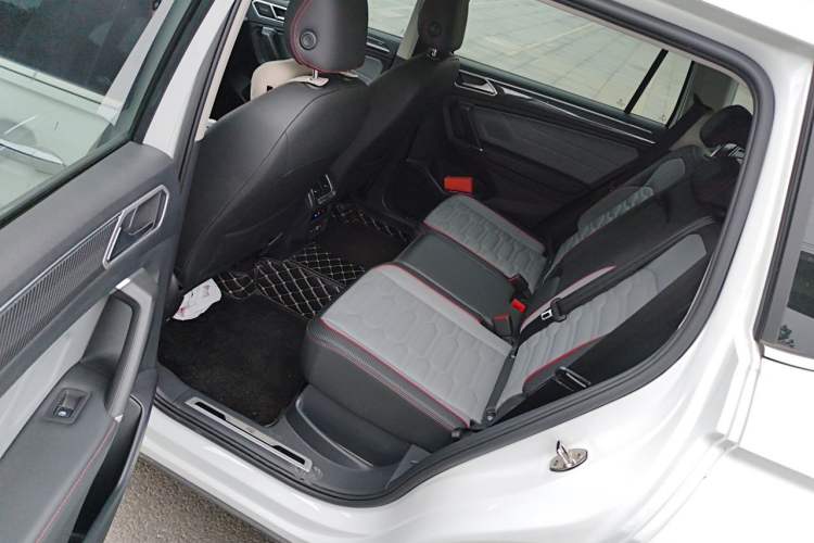 Used Volkswagen Tiguan L 2023 330TSI Automatic Two-Wheel Drive R-Line Flagship Edition Left Rear Seat
