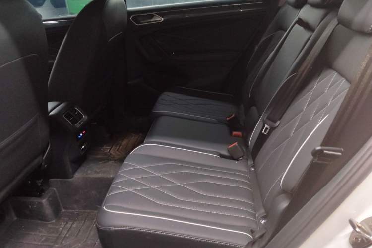 Used Volkswagen Tiguan L 2023 330TSI Automatic Two-Wheel Drive R-Line Enjoyment Edition Left Rear Seat
