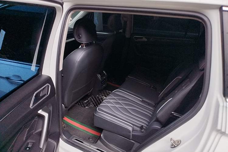 Used Volkswagen Tiguan L 2023 Facelifted 380TSI Automatic All-Wheel Drive R-Line Plus Version 7-Seater Left Rear Seat