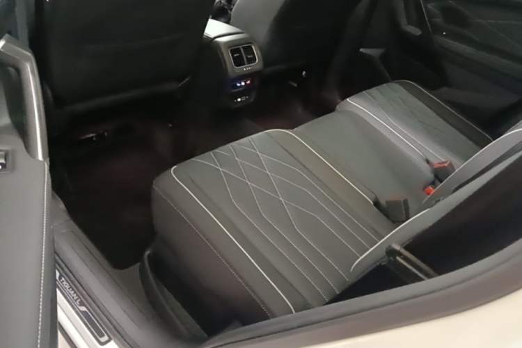 Used Volkswagen Tiguan L 2023 Revised Version 330TSI Automatic Two-Wheel Drive Smart Enjoyment Edition Left Rear Seat