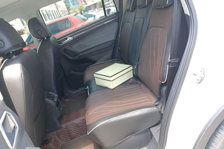 Used Volkswagen Tiguan L 2023 330TSI Automatic Two-Wheel Drive R-Line Flagship Edition Left Rear Seat