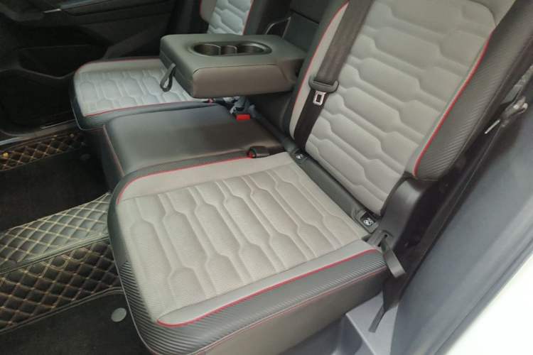 Used Volkswagen Tiguan L 2023 330TSI Automatic Two-Wheel Drive R-Line Flagship Edition Left Rear Seat
