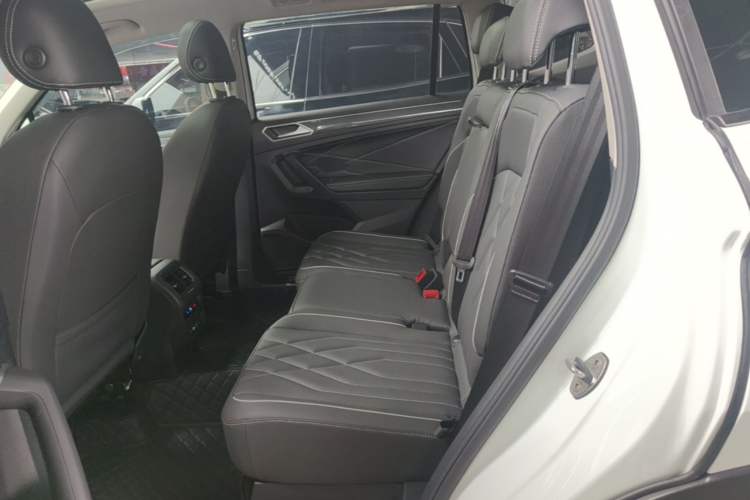 Used Volkswagen Tiguan L 2023 Restyled 330TSI Automatic Two-Wheel Drive R-Line Enhanced Comfort Version Left Rear Seat