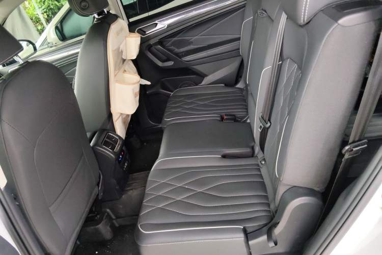 Used Volkswagen Tiguan L 2023 380TSI Automatic All-Wheel Drive R-Line Enhanced 7-Seater Left Rear Seat