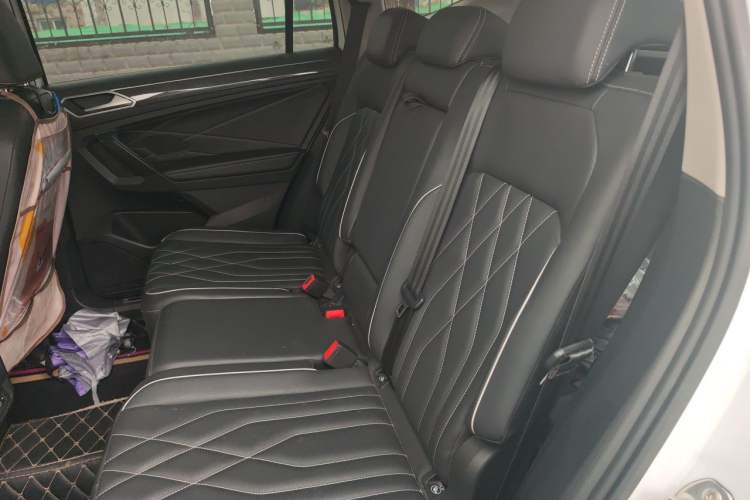 Used Volkswagen Tiguan L 2023 330TSI Automatic Two-Wheel Drive R-Line Enjoyment Edition Left Rear Seat