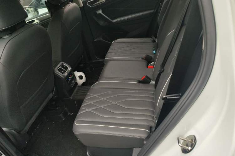 Used Volkswagen Tiguan L 2023 330TSI Automatic Two-Wheel Drive R-Line Enjoyment Edition Left Rear Seat