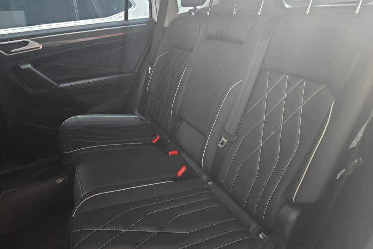 Used Volkswagen Tiguan L 2023 330TSI Automatic Two-Wheel Drive R-Line Enjoyment Edition Left Rear Seat