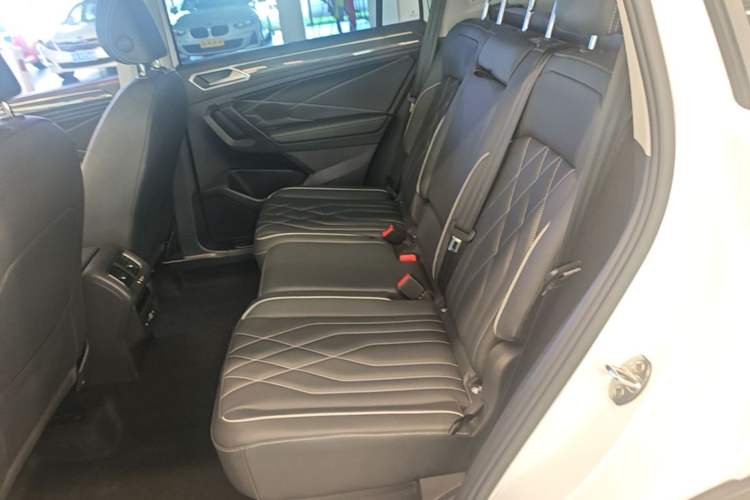 Used Volkswagen Tiguan L 2023 330TSI Automatic Two-Wheel Drive R-Line Enjoyment Edition Left Rear Seat