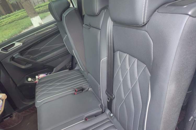 Used Volkswagen Tiguan L 2023 Facelifted 380TSI Automatic All-Wheel Drive R-Line Plus Version 7-Seater Left Rear Seat