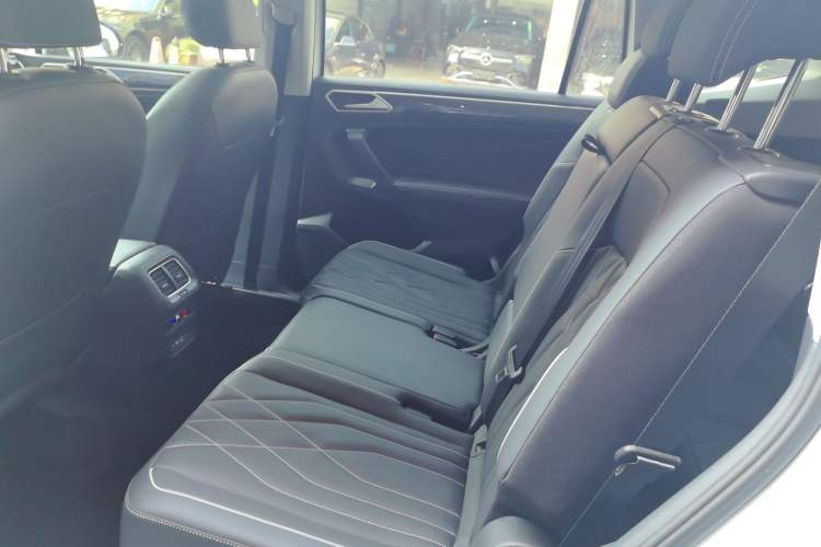 Used Volkswagen Tiguan L 2023 Facelifted 380TSI Automatic All-Wheel Drive R-Line Plus Version 7-Seater Left Rear Seat