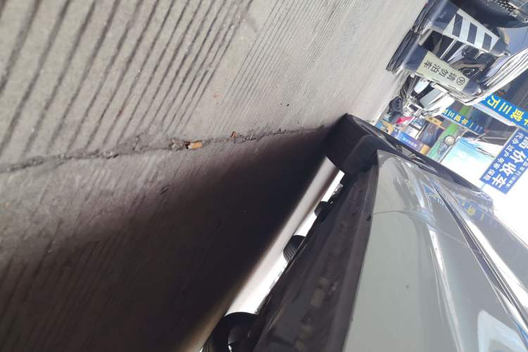 Used Volkswagen Tiguan L 2023 Facelifted 380TSI Automatic All-Wheel Drive R-Line Plus Version 7-Seater Left Side Sill