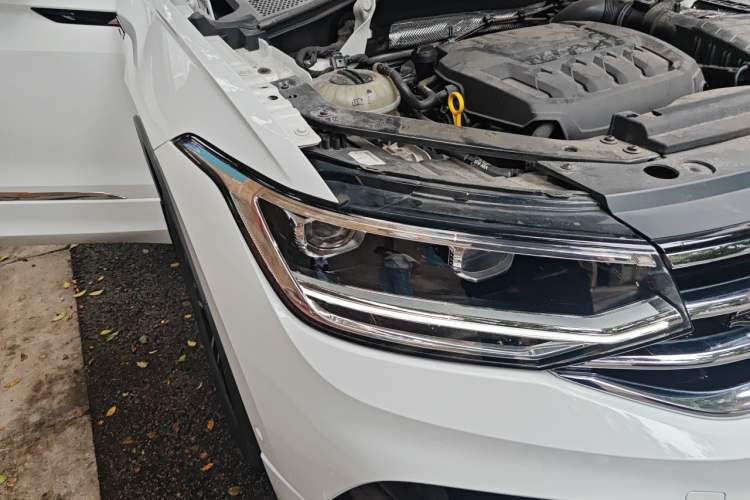 Used Volkswagen Tiguan L 2023 Restyled 330TSI Automatic Two-Wheel Drive R-Line Enhanced Comfort Version Right Front Headlight