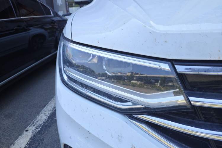 Used Volkswagen Tiguan L 2023 Facelifted 380TSI Automatic All-Wheel Drive R-Line Plus Version 7-Seater Right Front Headlight