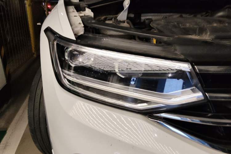 Used Volkswagen Tiguan L 2023 330TSI Automatic Two-Wheel Drive R-Line Enjoyment Edition Right Front Headlight