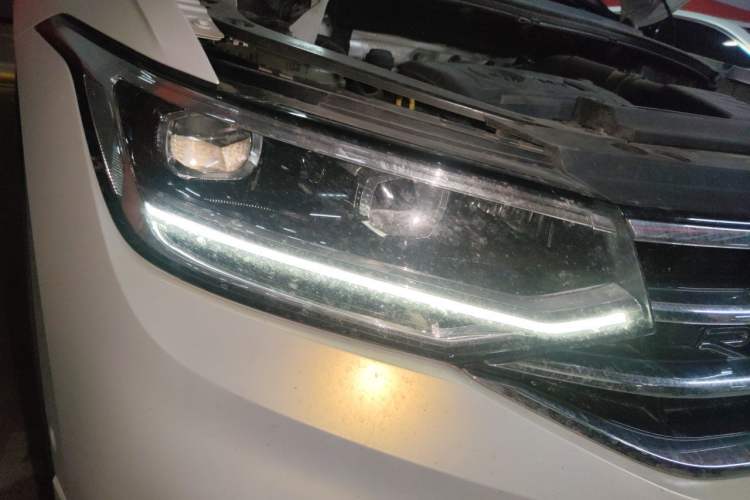 Used Volkswagen Tiguan L 2023 380TSI Automatic All-Wheel Drive R-Line Enhanced 7-Seater Right Front Headlight