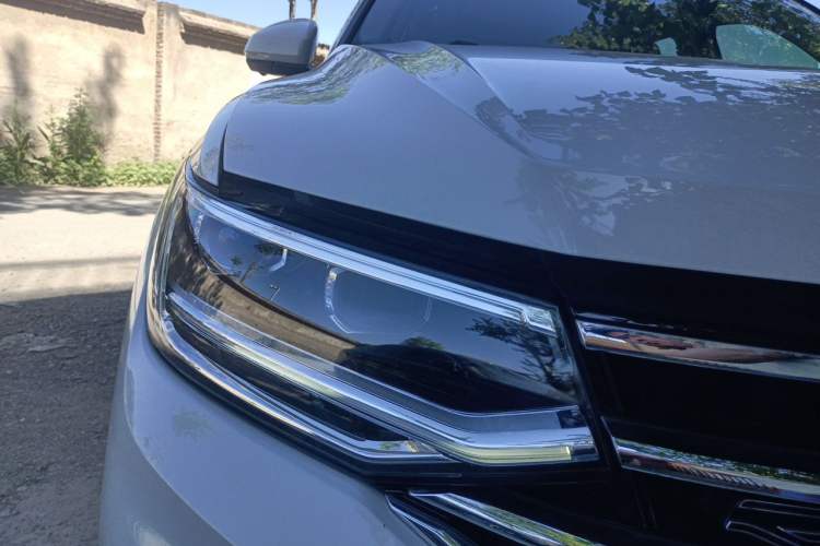 Used Volkswagen Tiguan L 2023 380TSI Automatic All-Wheel Drive R-Line Enhanced 7-Seater Right Front Headlight