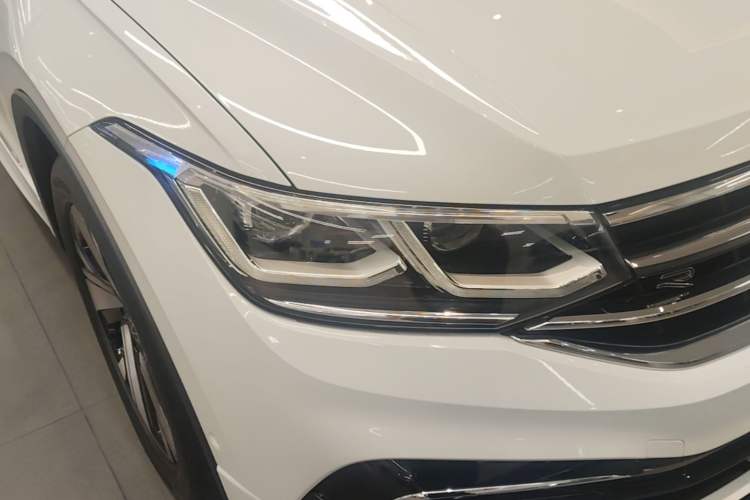 Used Volkswagen Tiguan L 2023 Facelift 380TSI Automatic All-Wheel Drive R-Line Flagship 7-Seater Right Front Headlight