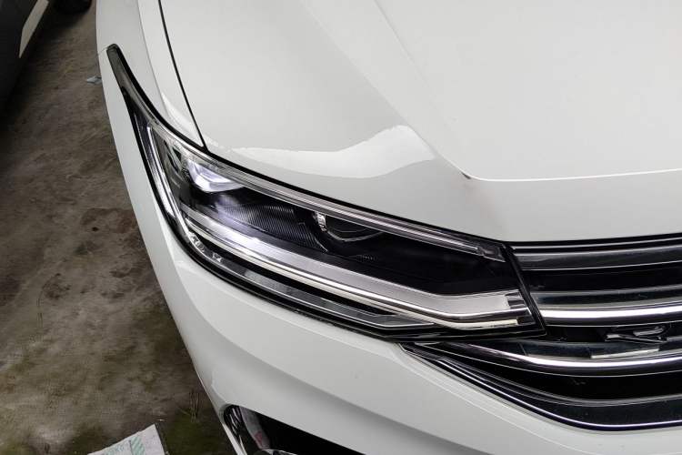 Used Volkswagen Tiguan L 2023 380TSI Automatic All-Wheel Drive R-Line Enhanced 7-Seater Right Front Headlight