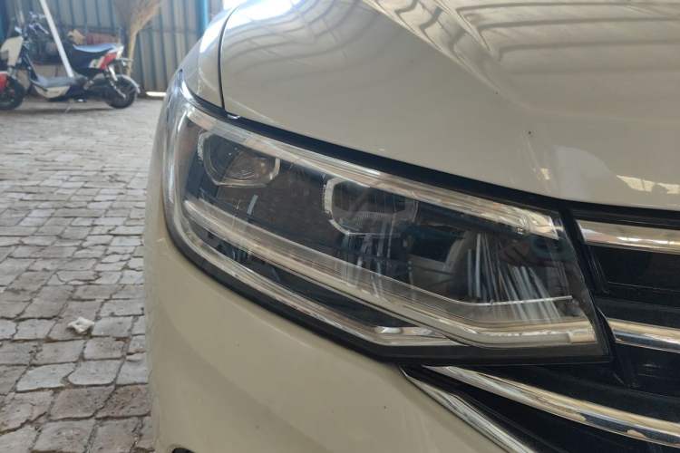 Used Volkswagen Tiguan L 2023 Restyled 330TSI Automatic Two-Wheel Drive R-Line Enhanced Comfort Version Right Front Headlight