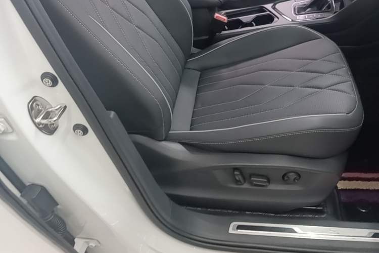 Used Volkswagen Tiguan L 2023 Restyled 330TSI Automatic Two-Wheel Drive R-Line Enhanced Comfort Version Right Front Seat