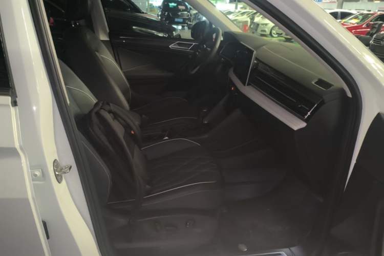 Used Volkswagen Tiguan L 2023 330TSI Automatic Two-Wheel Drive R-Line Enjoyment Edition Right Front Seat