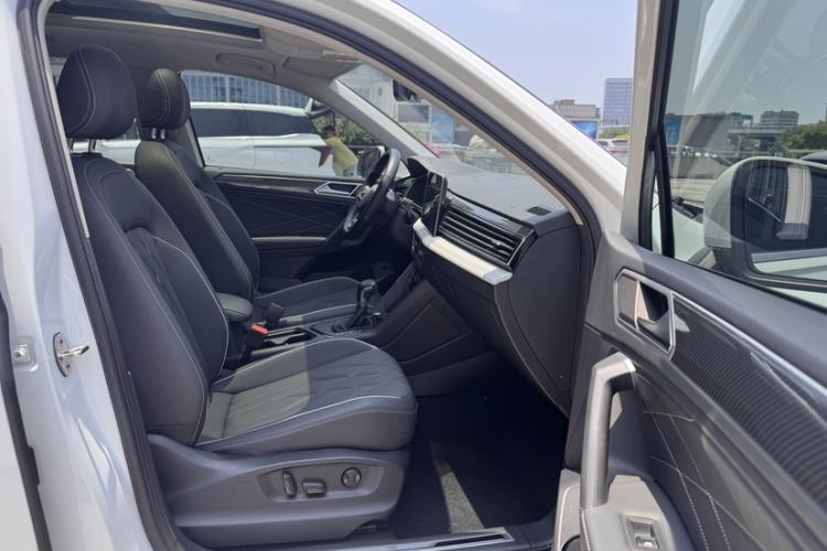 Used Volkswagen Tiguan L 2023 330TSI Automatic Two-Wheel Drive R-Line Enjoyment Edition Right Front Seat