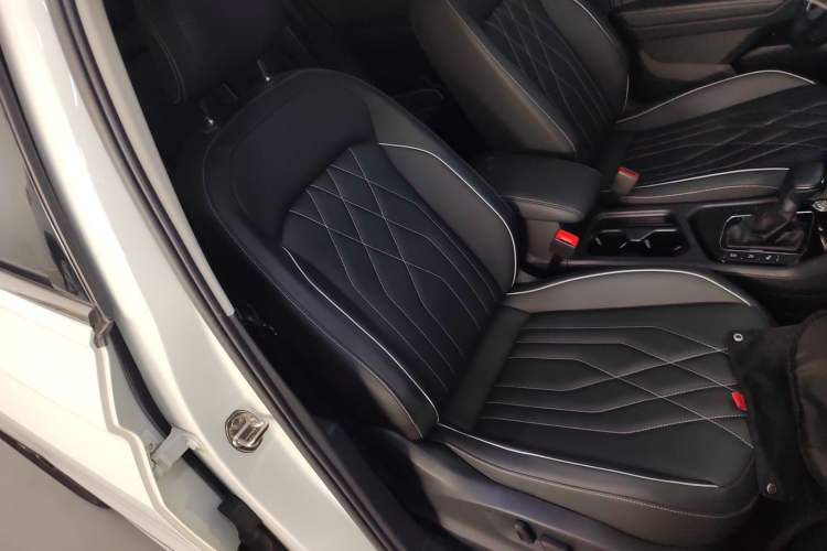 Used Volkswagen Tiguan L 2023 Restyled 330TSI Automatic Two-Wheel Drive R-Line Enhanced Comfort Version Right Front Seat