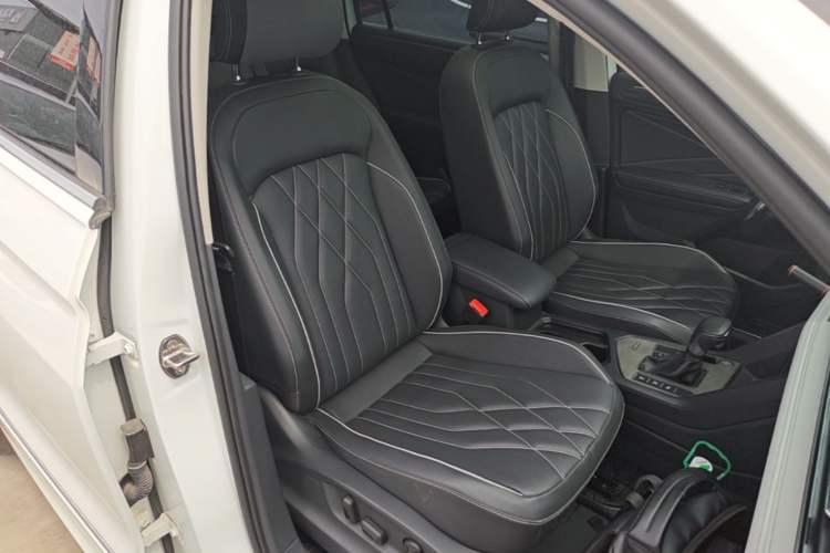 Used Volkswagen Tiguan L 2023 Restyled 330TSI Automatic Two-Wheel Drive R-Line Enhanced Comfort Version Right Front Seat