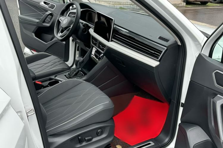 Used Volkswagen Tiguan L 2023 330TSI Automatic Two-Wheel Drive R-Line Enjoyment Edition Right Front Seat