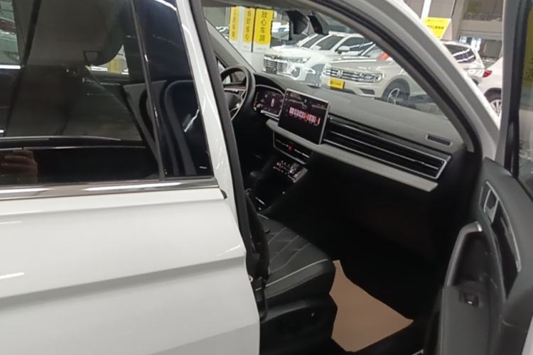 Used Volkswagen Tiguan L 2023 Revised Version 330TSI Automatic Two-Wheel Drive Smart Enjoyment Edition Right Front Seat