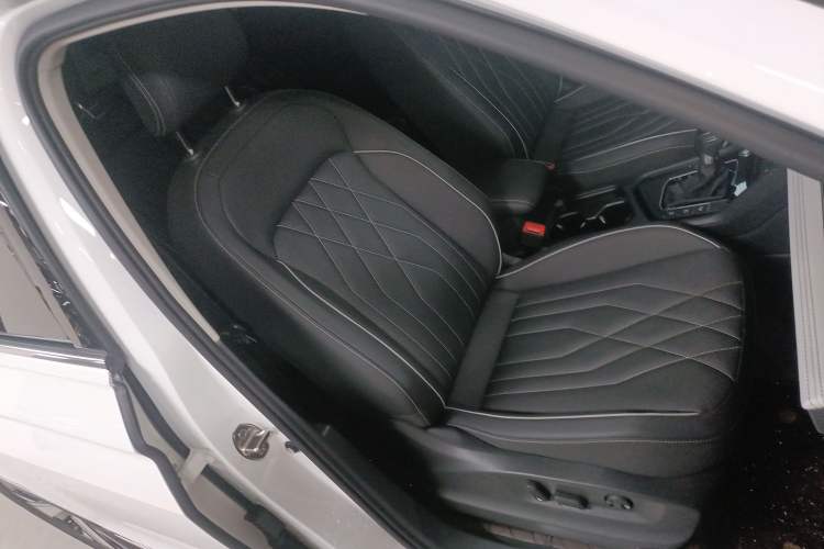 Used Volkswagen Tiguan L 2023 Restyled 330TSI Automatic Two-Wheel Drive R-Line Enhanced Comfort Version Right Front Seat