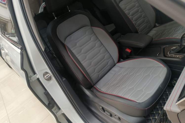 Used Volkswagen Tiguan L 2023 330TSI Automatic Two-Wheel Drive R-Line Flagship Edition Right Front Seat